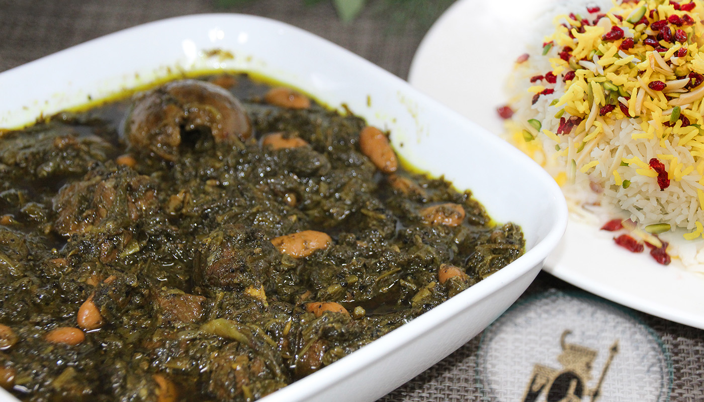 İstanbul'daki İran Restoranlarında otantik Fars Ghormeh Sabzi'nin karşı konulamaz tadı. Taze otlar, yumuşak et ve ekşi limonların mutlaka denenmesi gereken bir karışımı.